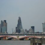 Măsuri stricte în UK: Vize limitate pentru muncitorii cu studii medii