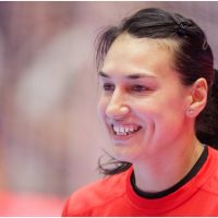 Cristina Neagu își încheie cariera în handbal, celebrată de mii de fani
