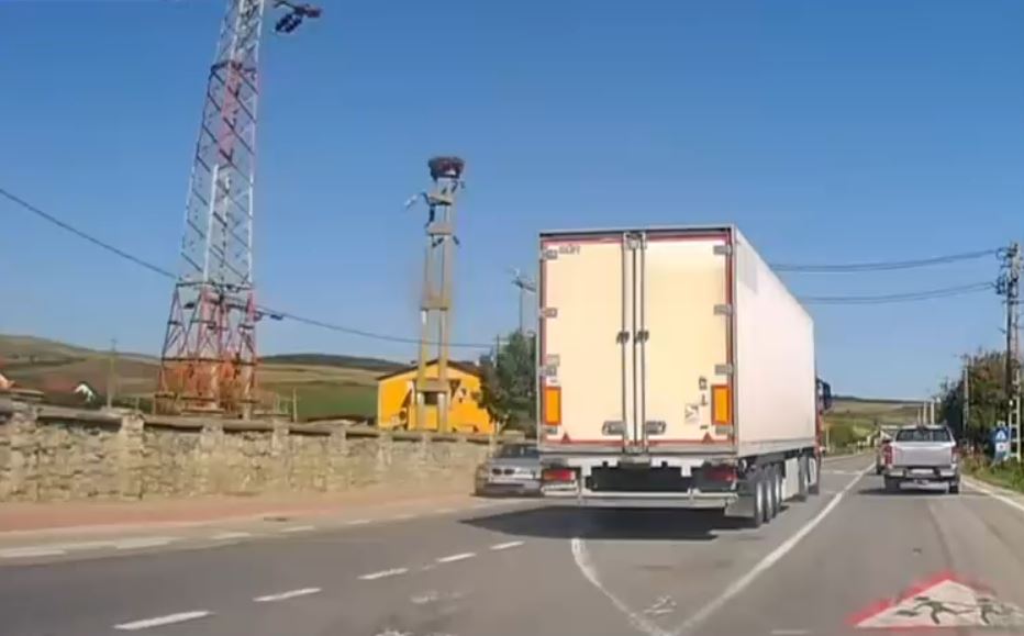 Șofer de TIR din Bistrița-Năsăud, amendat după depășiri periculoase